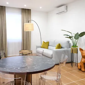 https://aroma-apartament-maschio-angioino-porto-di-napoli.hotels-amalfi.com